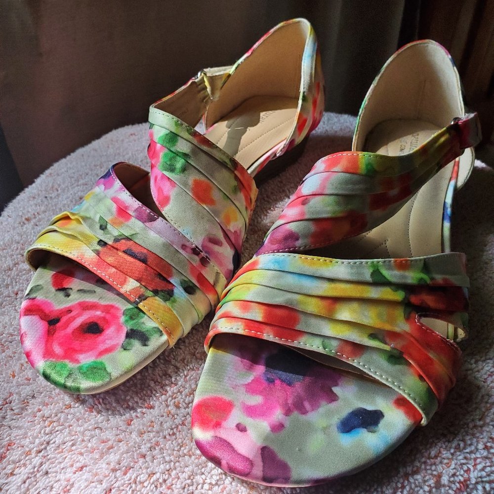 Jane Sandal by Naturalizer in Multi Fabric Size 10